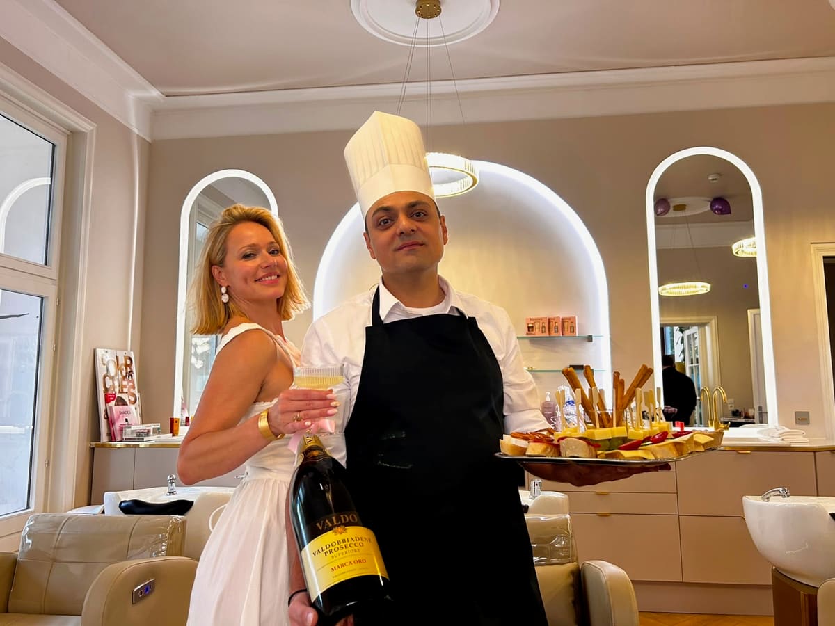 Gastgeber mit Sekt und Buffet beim Event im LIVA