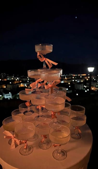 Sektpyramide bei einem Abend-Event
