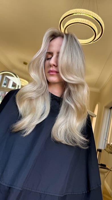 Lange blonde Wellen nach dem Styling im Salon