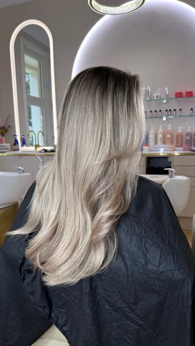 Blondes Haar nach der Farbe am Waschplatz